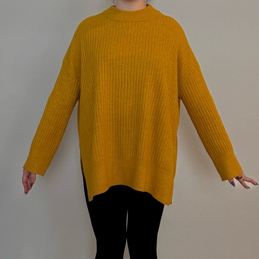 H&M GOLDEN YELLOW SWEATER SIZE MEDIUM